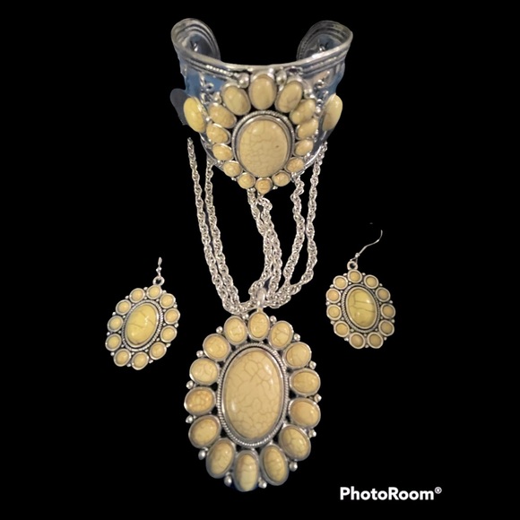 Jewelry - Cream & Tan Turquoise & Silver Large Necklace, Bracelet, & Earring Set - NWT
